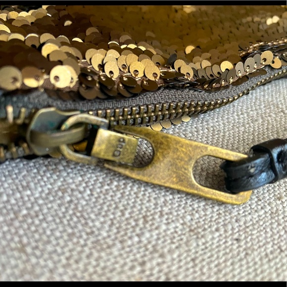 GAP Women’s Oversized Gold/Bronze Sequin Sparkle Clutch with wrist strap - Picture 4 of 5